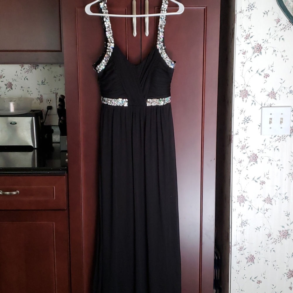 3X HOST PICK. Gorgeous, Flattering Formal Dress - Picture 3 of 6